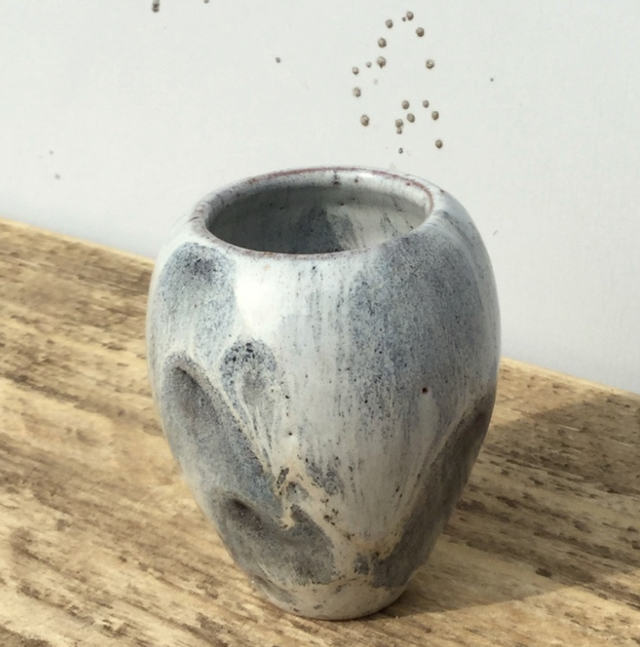 9537 BRANCO MANCHADO PRETO